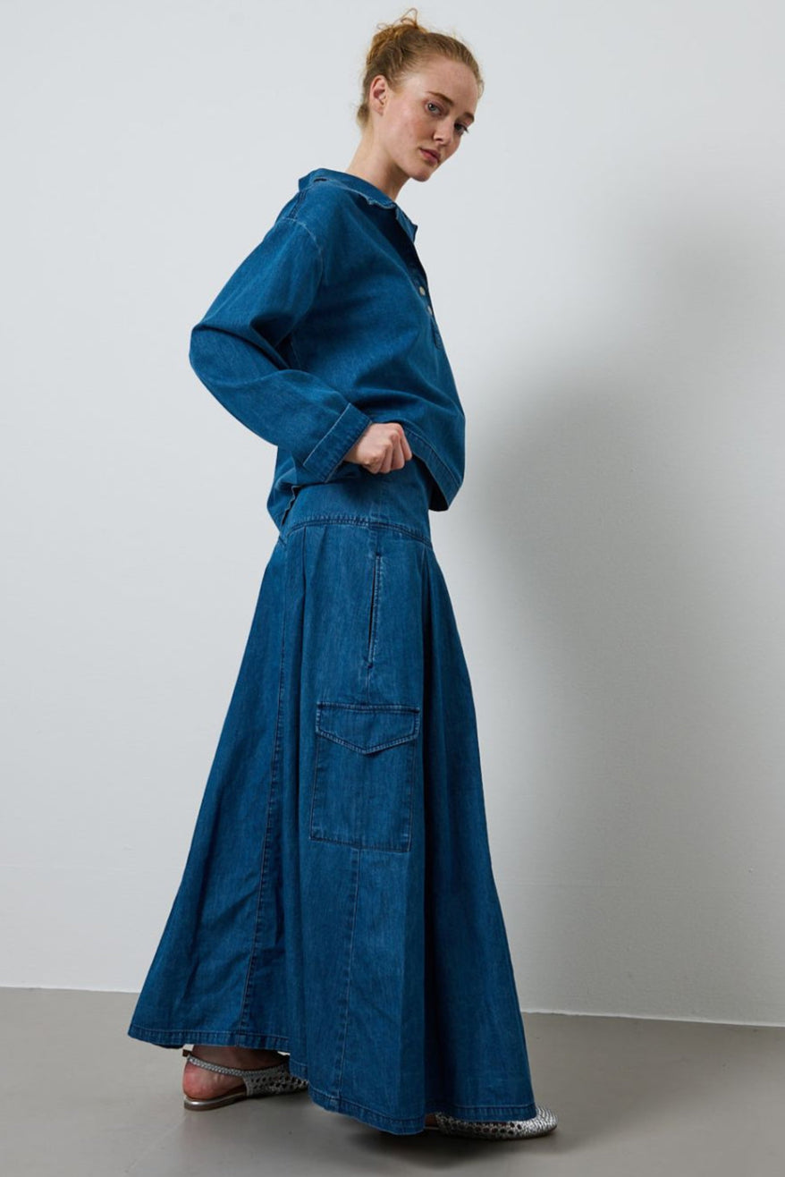La Rouge Petra Skirt – lang bleach denim nederdel med tætsiddende pasform og diskrete sidelommer. Perfekt til både hverdag og særlige lejligheder.