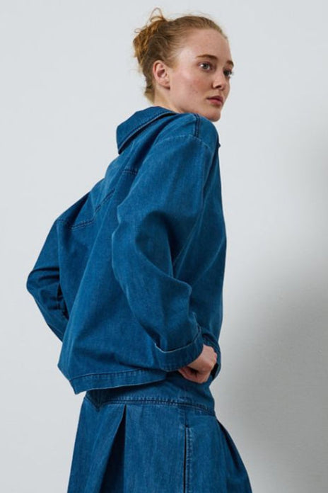 La Rouge Petra Skirt – lang bleach denim nederdel med tætsiddende pasform og diskrete sidelommer. Perfekt til både hverdag og særlige lejligheder.