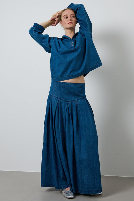 La Rouge Petra Skirt – lang bleach denim nederdel med tætsiddende pasform og diskrete sidelommer. Perfekt til både hverdag og særlige lejligheder.