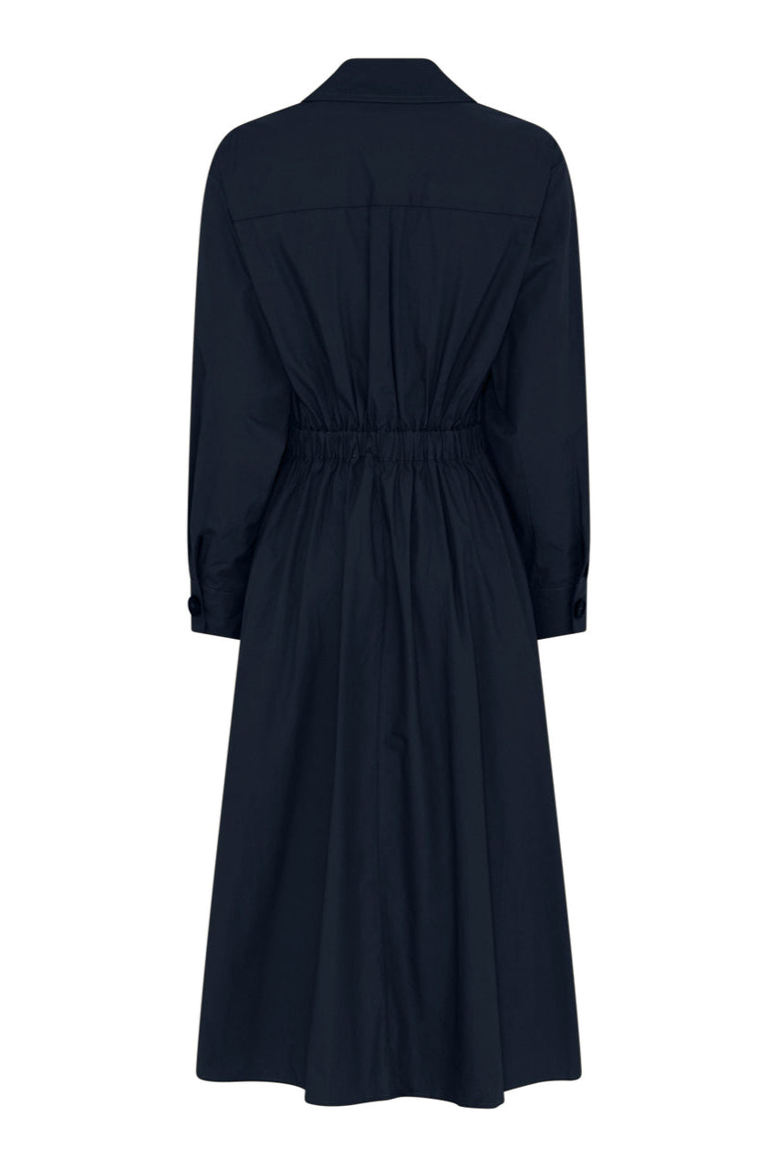 La Rouge Pia Dress i mørk navy – feminin midikjole med V-hals, skæv knaplukning og smockdetalje i taljen.