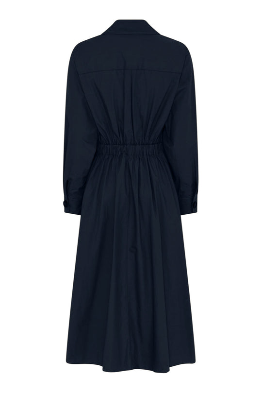 La Rouge Pia Dress i mørk navy – feminin midikjole med V-hals, skæv knaplukning og smockdetalje i taljen.