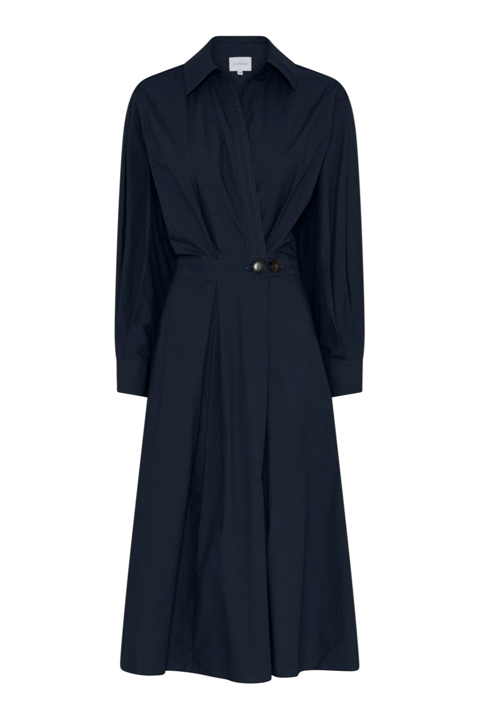 La Rouge Pia Dress i mørk navy – feminin midikjole med V-hals, skæv knaplukning og smockdetalje i taljen.