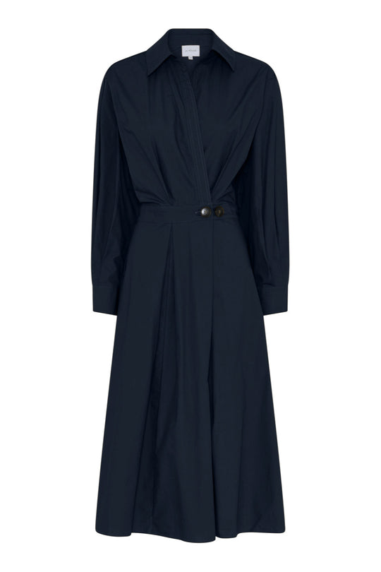 La Rouge Pia Dress i mørk navy – feminin midikjole med V-hals, skæv knaplukning og smockdetalje i taljen.