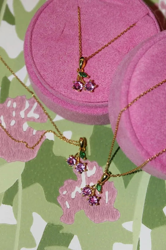 Pico Cherry Crystal Necklace – guldbelagt halskæde med kirsebærvedhæng i sterling sølv og krystaller.