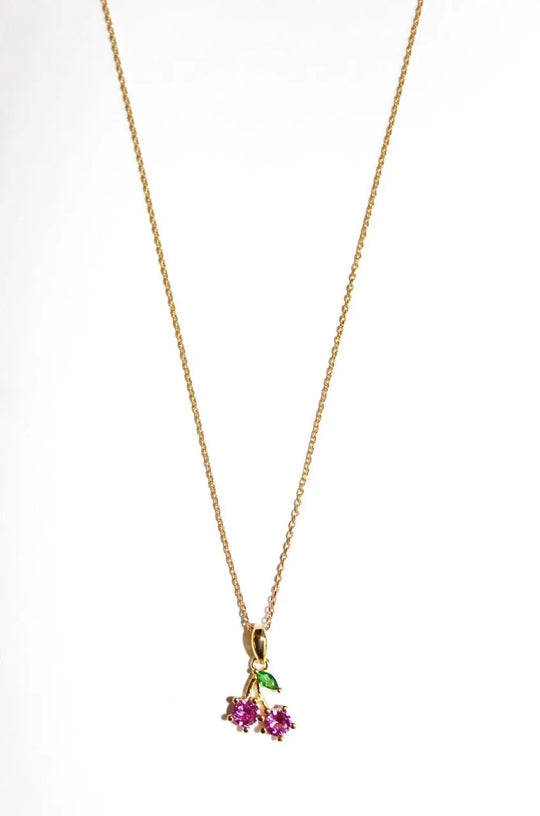 Pico Cherry Crystal Necklace – guldbelagt halskæde med kirsebærvedhæng i sterling sølv og krystaller.