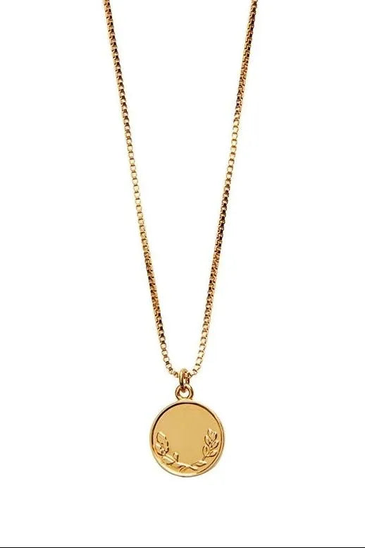 Pico Coin Necklace – Halskæde i 24 karat forgyldt messing med sødt mønthæng. Nikkelfri, elegant og tidløs.