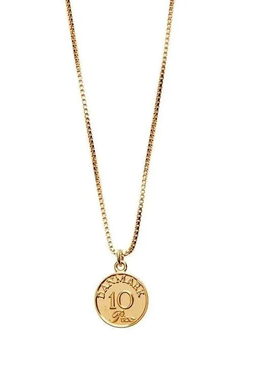 Pico Coin Necklace – Halskæde i 24 karat forgyldt messing med sødt mønthæng. Nikkelfri, elegant og tidløs.