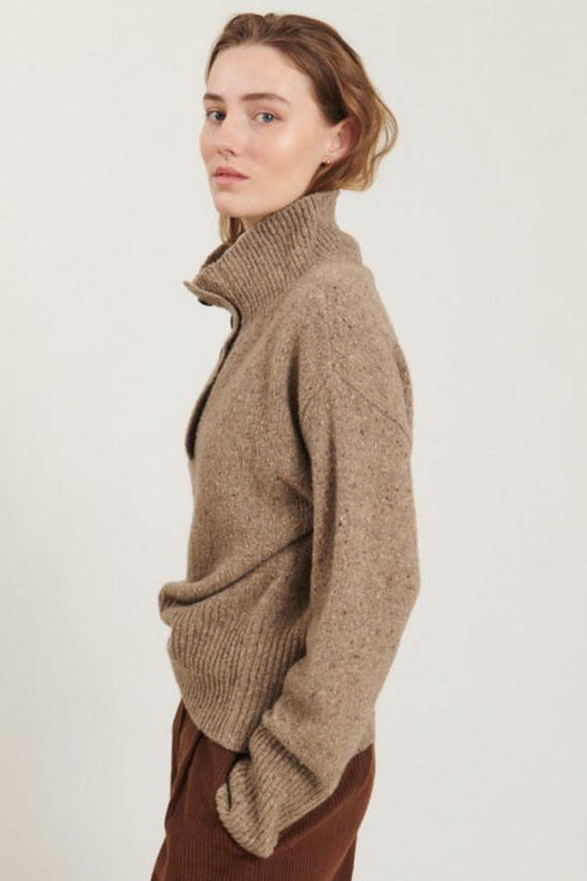Basic Apparel Puzzle H. Neck Sweater i greige - Oversize sweater med høj hals og stolpelukning