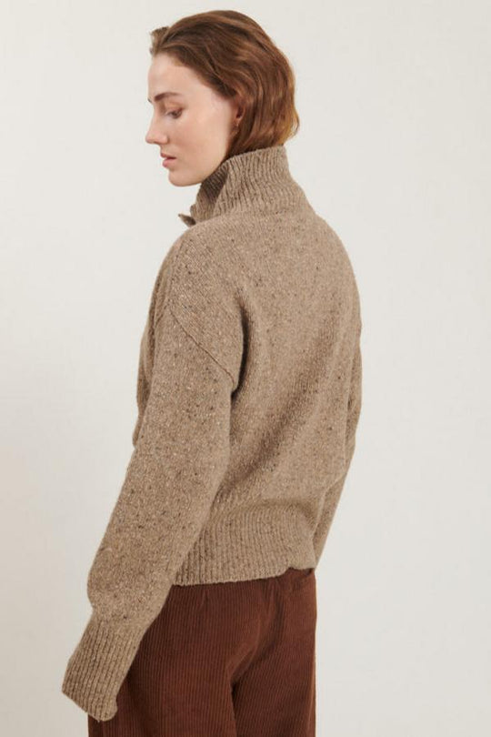 Basic Apparel Puzzle H. Neck Sweater i greige - Oversize sweater med høj hals og stolpelukning