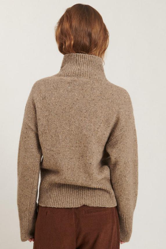 Basic Apparel Puzzle H. Neck Sweater i greige - Oversize sweater med høj hals og stolpelukning