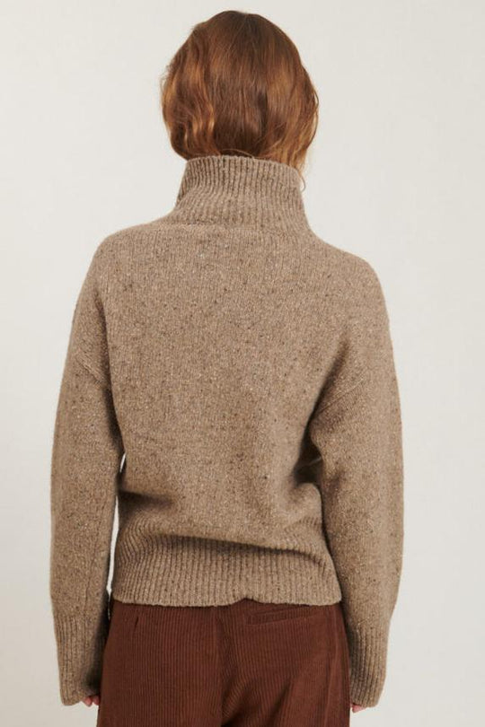 Basic Apparel Puzzle H. Neck Sweater i greige - Oversize sweater med høj hals og stolpelukning