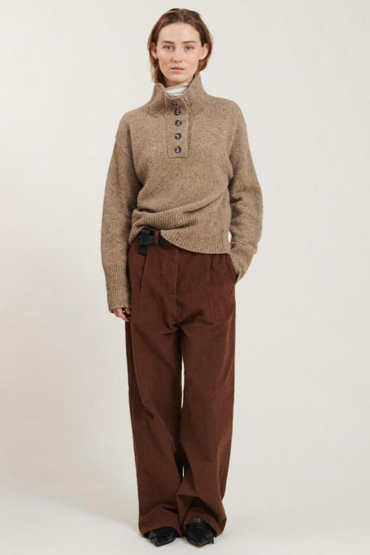 Basic Apparel Puzzle H. Neck Sweater i greige - Oversize sweater med høj hals og stolpelukning