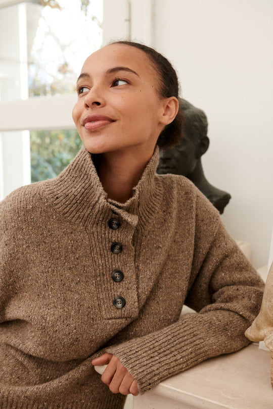 Basic Apparel Puzzle H. Neck Sweater i greige - Oversize sweater med høj hals og stolpelukning