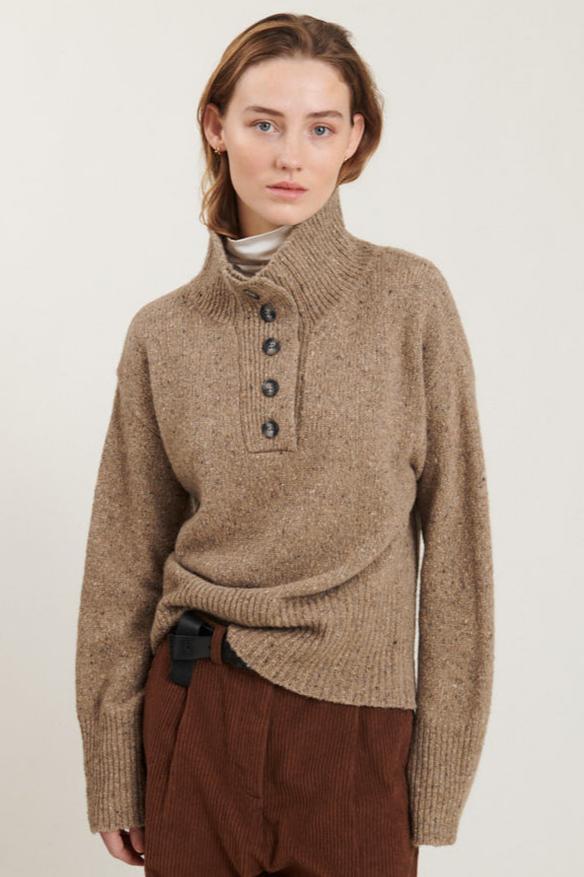 Basic Apparel Puzzle H. Neck Sweater i greige - Oversize sweater med høj hals og stolpelukning