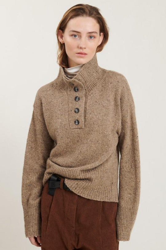 Basic Apparel Puzzle H. Neck Sweater i greige - Oversize sweater med høj hals og stolpelukning