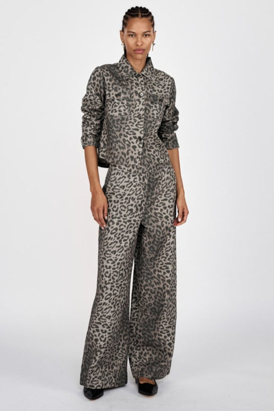 Rabens Saloner Inja Bukser – elegante bukser med leopardprint, bredde ben og tætsiddende talje.