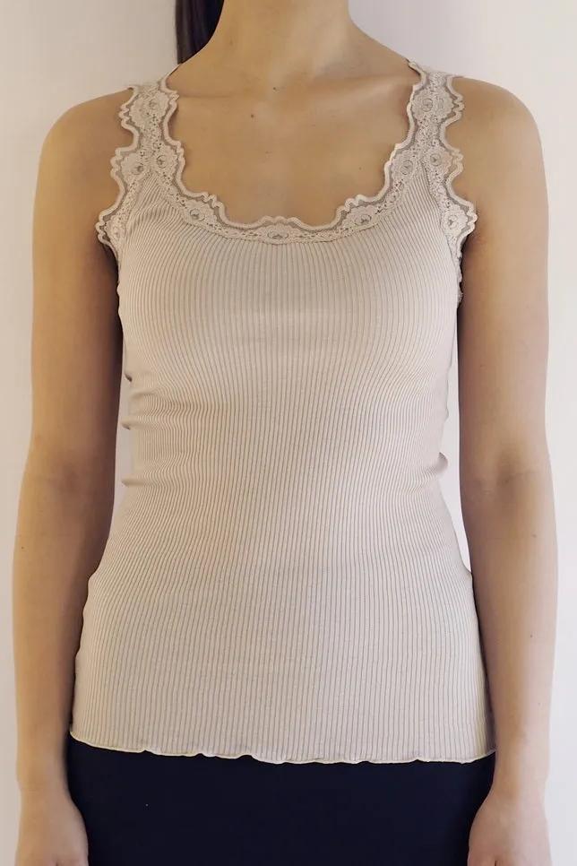 Silketop | ROSEMUNDE Ikonisk top med blonder, 5205 cacao