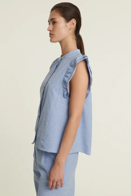 Basic Apparel Rudie Blouse i Quiet Harbor – let og bæredygtig bluse i 100 % økologisk bomuld med løs pasform, stolpelukning og lav krave.