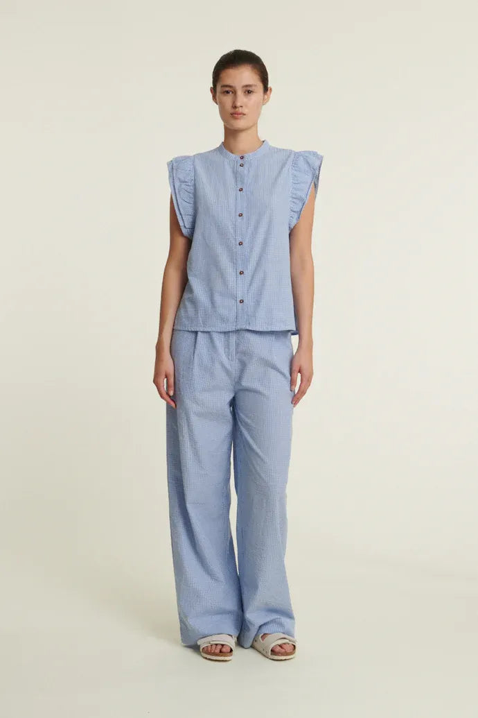 Basic Apparel Rudie Blouse i Quiet Harbor – let og bæredygtig bluse i 100 % økologisk bomuld med løs pasform, stolpelukning og lav krave.