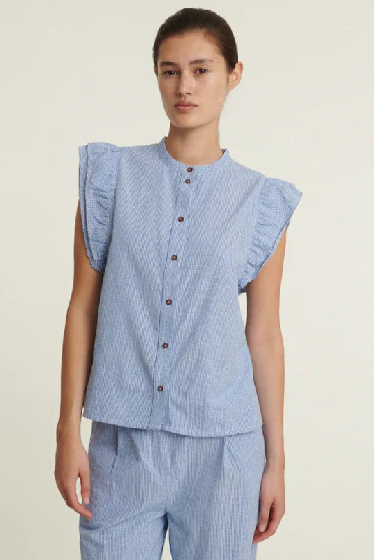 Basic Apparel Rudie Blouse i Quiet Harbor – let og bæredygtig bluse i 100 % økologisk bomuld med løs pasform, stolpelukning og lav krave.