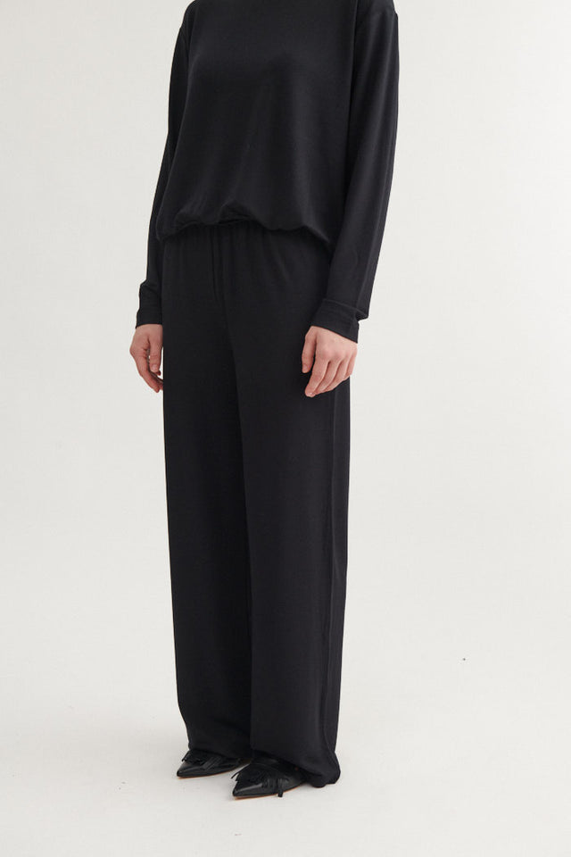 Basic Apparel Sadie Pant i sort – elegante bukser med vidde i benene og elastik i taljen. Komfortabel og bæredygtig.