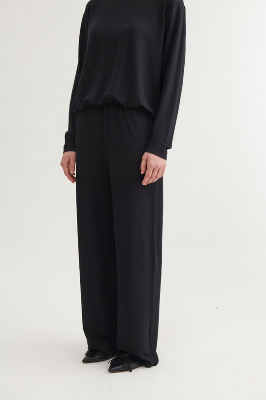 Basic Apparel Sadie Pant i sort – elegante bukser med vidde i benene og elastik i taljen. Komfortabel og bæredygtig.