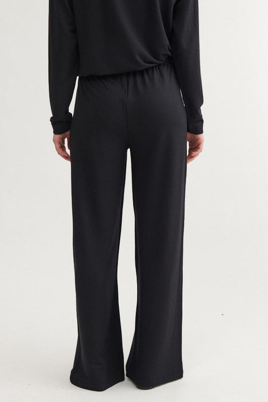 Basic Apparel Sadie Pant i sort – elegante bukser med vidde i benene og elastik i taljen. Komfortabel og bæredygtig.