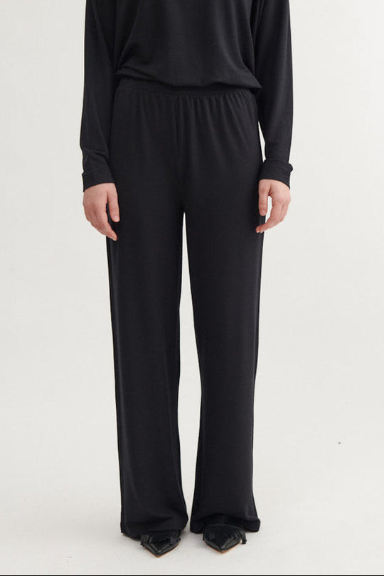 Basic Apparel Sadie Pant i sort – elegante bukser med vidde i benene og elastik i taljen. Komfortabel og bæredygtig.