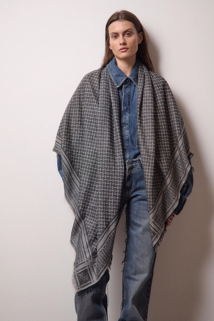 Lala Berlin Arilla Cashmere Gauze – trekantet tørklæde i 100% cashmere med sort/hvidt Heritage-print. Blød kvalitet og luksuriøst design med let frynset finish.