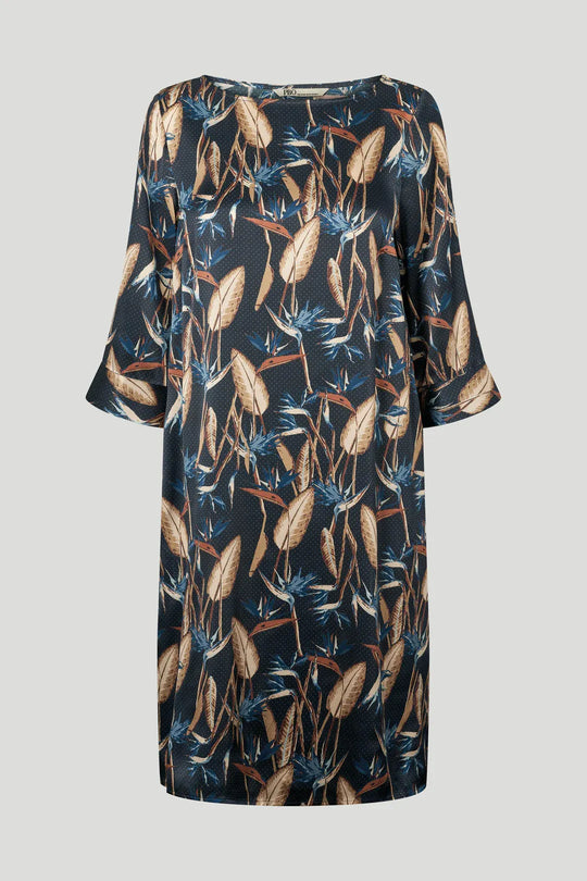 PBO Silky Cameron Dress i blå med botanisk print – elegant silkekjole med bådudskæring, A-formet pasform og 3/4-ærmer.