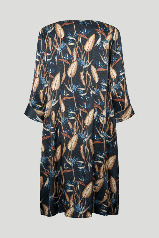 PBO Silky Cameron Dress i blå med botanisk print – elegant silkekjole med bådudskæring, A-formet pasform og 3/4-ærmer.