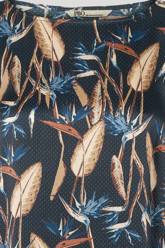 PBO Silky Cameron Dress i blå med botanisk print – elegant silkekjole med bådudskæring, A-formet pasform og 3/4-ærmer.