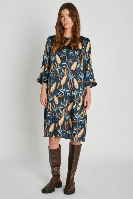 PBO Silky Cameron Dress i blå med botanisk print – elegant silkekjole med bådudskæring, A-formet pasform og 3/4-ærmer.