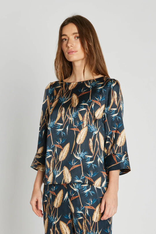 PBO Silky Cameron Dress i blå med botanisk print – elegant silkekjole med bådudskæring, A-formet pasform og 3/4-ærmer.