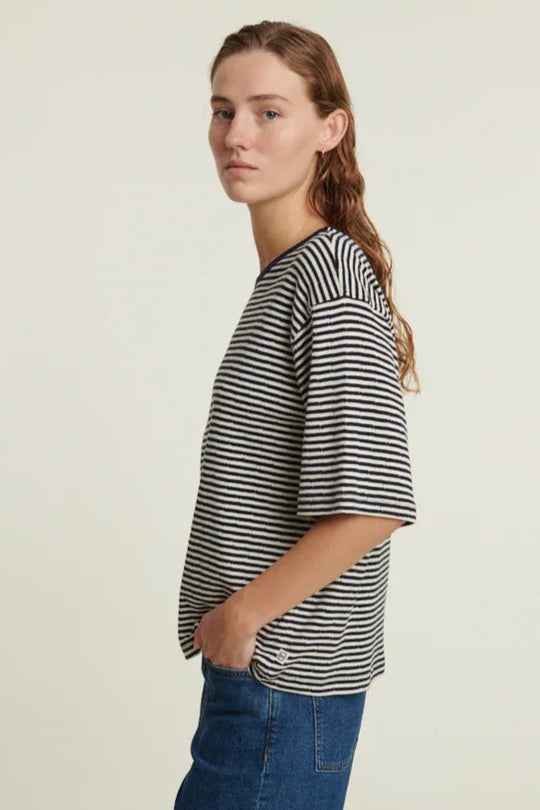 Basic Apparel Silma SS Tee i Sky Captain/Birch – oversized T-shirt i 100 % økologisk bomuld med rund hals og korte ærmer.