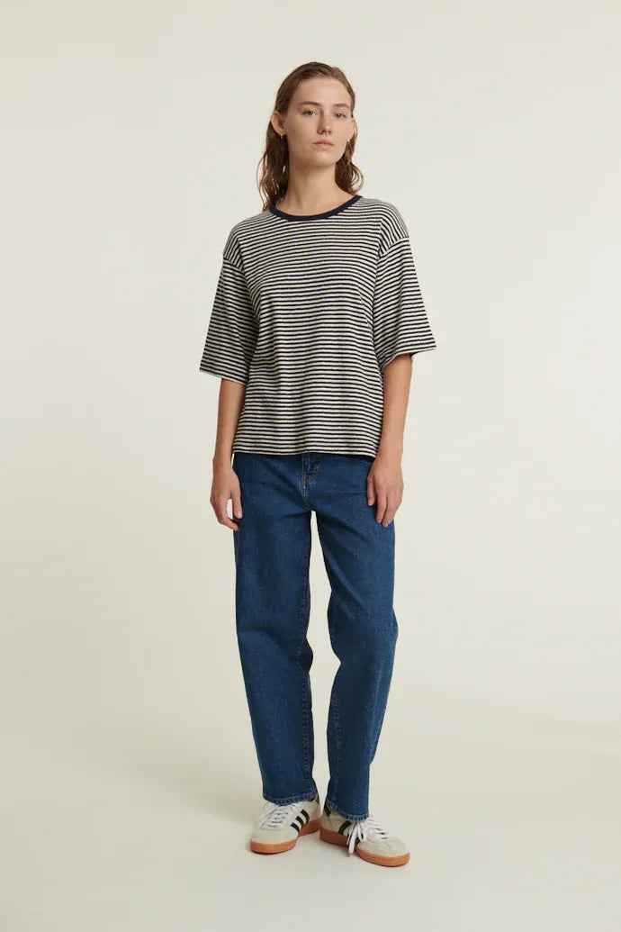 Basic Apparel Silma SS Tee i Sky Captain/Birch – oversized T-shirt i 100 % økologisk bomuld med rund hals og korte ærmer.