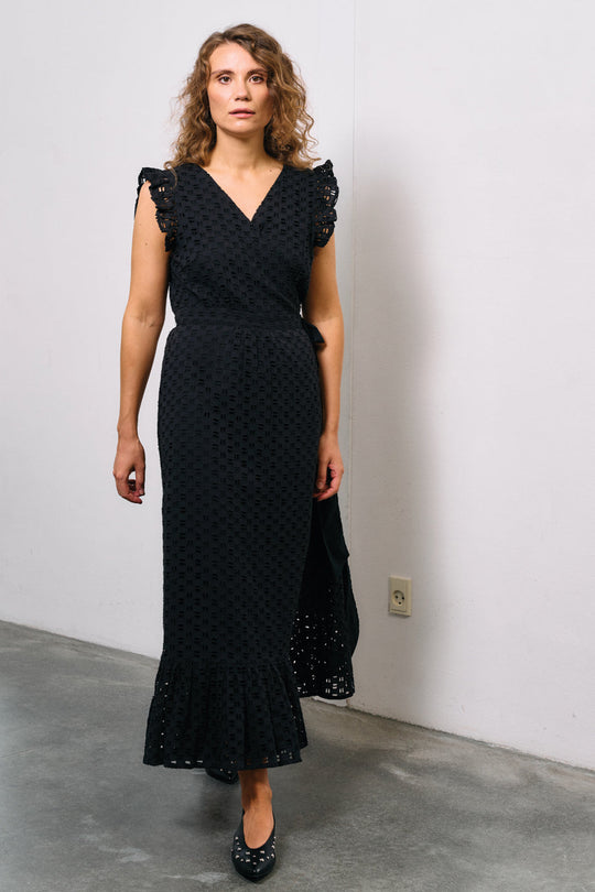 Sort slå-om kjole fra La Rouge i 100% bomuld med broderi anglaise, V-udskæring og bundflæse.