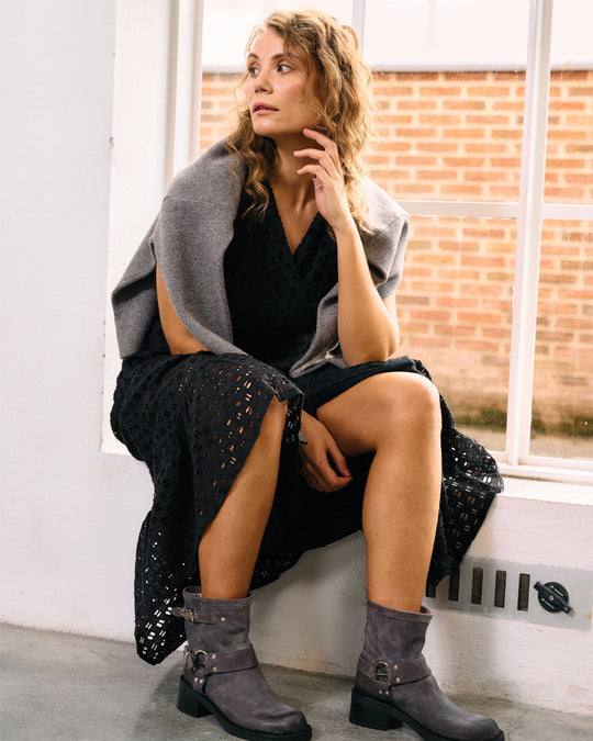 Sort slå-om kjole fra La Rouge i 100% bomuld med broderi anglaise, V-udskæring og bundflæse.