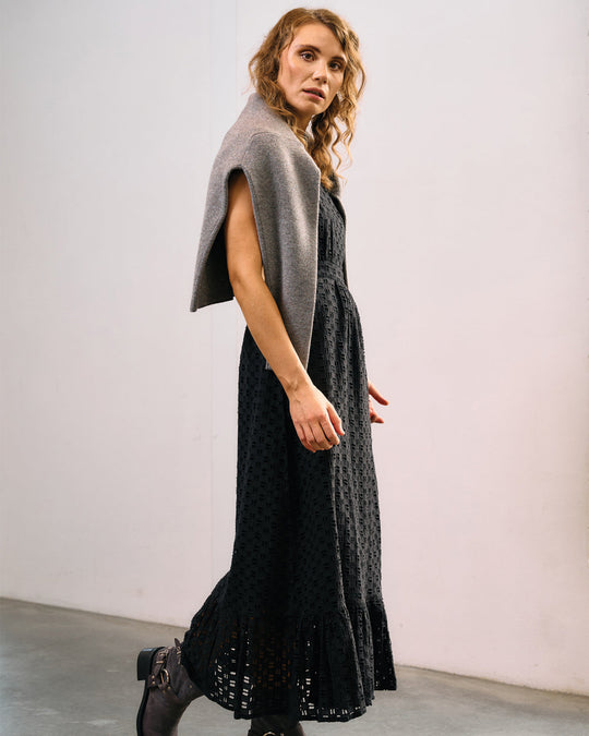 Sort slå-om kjole fra La Rouge i 100% bomuld med broderi anglaise, V-udskæring og bundflæse.