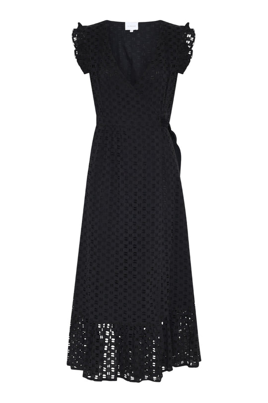 Sort slå-om kjole fra La Rouge i 100% bomuld med broderi anglaise, V-udskæring og bundflæse.