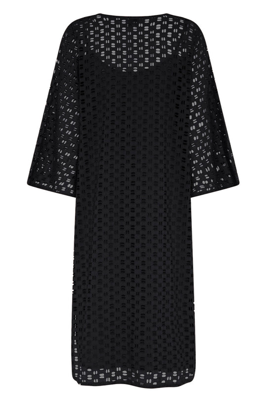 Smuk, sort sommerkjole fra La Rouge i 100% bomuld med hullet mønster og løs pasform.