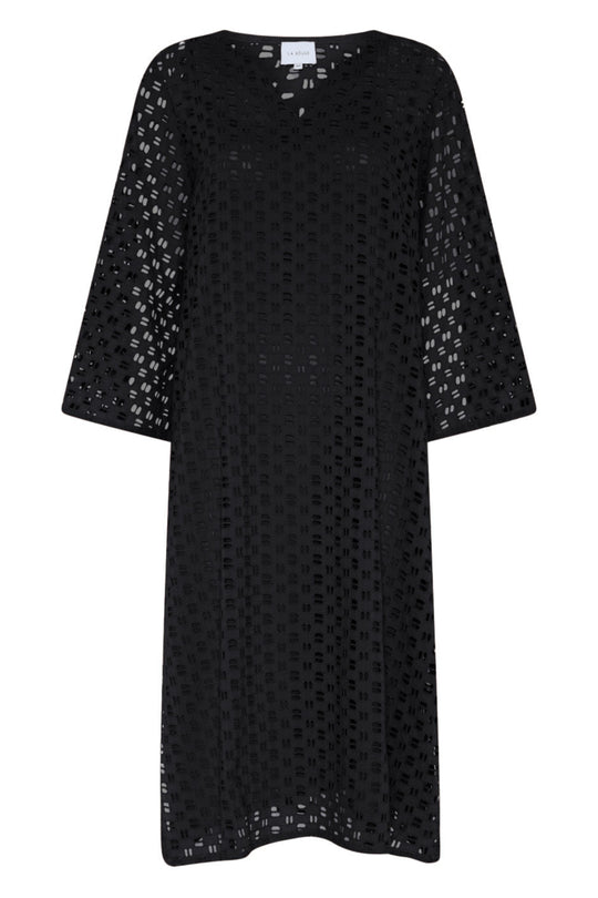 Smuk, sort sommerkjole fra La Rouge i 100% bomuld med hullet mønster og løs pasform.