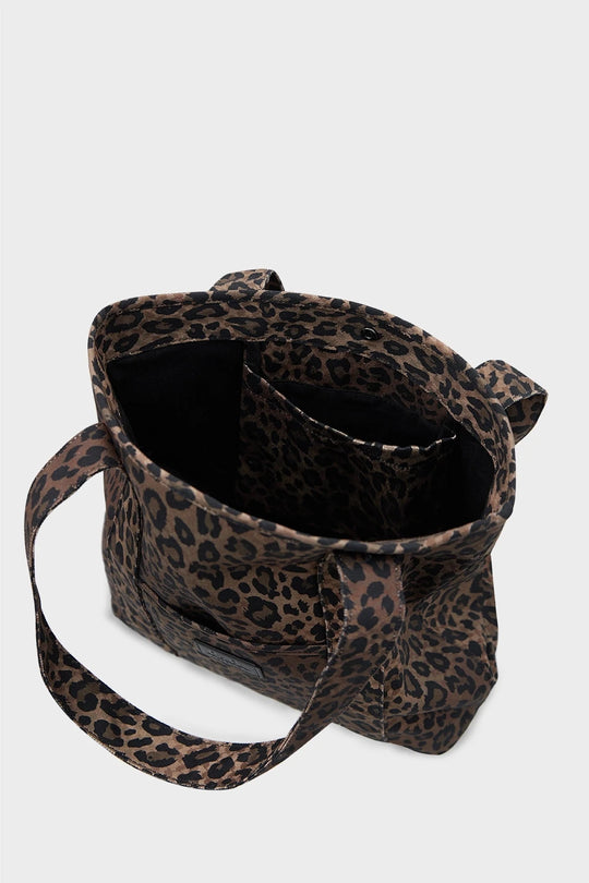 Lala Berlin Tova Carmela Tote i dark brown leo printet canvas – stor og robust taske til damer, perfekt til laptop, lunch og yndlingsbog, med stilfuldt og vildt design