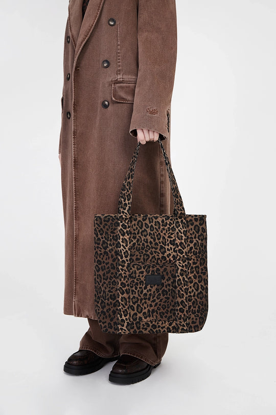 Lala Berlin Tova Carmela Tote i dark brown leo printet canvas – stor og robust taske til damer, perfekt til laptop, lunch og yndlingsbog, med stilfuldt og vildt design