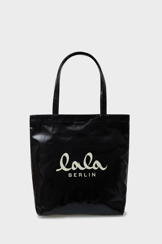 Lala Berlin Tova Tote i sort coated canvas – rummelig og stilfuld tote med LALA BERLIN-logo, perfekt til arbejde, shopping og hverdag