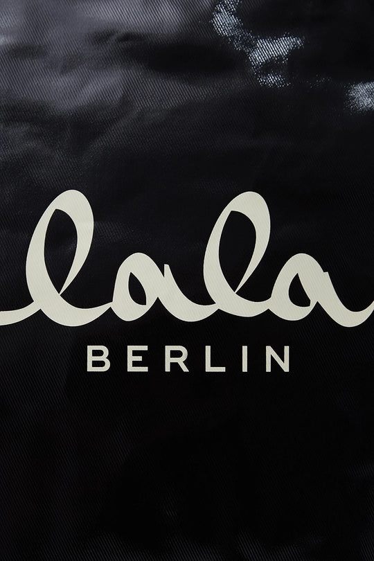 Lala Berlin Tova Tote i sort coated canvas – rummelig og stilfuld tote med LALA BERLIN-logo, perfekt til arbejde, shopping og hverdag