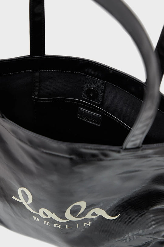 Lala Berlin Tova Tote i sort coated canvas – rummelig og stilfuld tote med LALA BERLIN-logo, perfekt til arbejde, shopping og hverdag