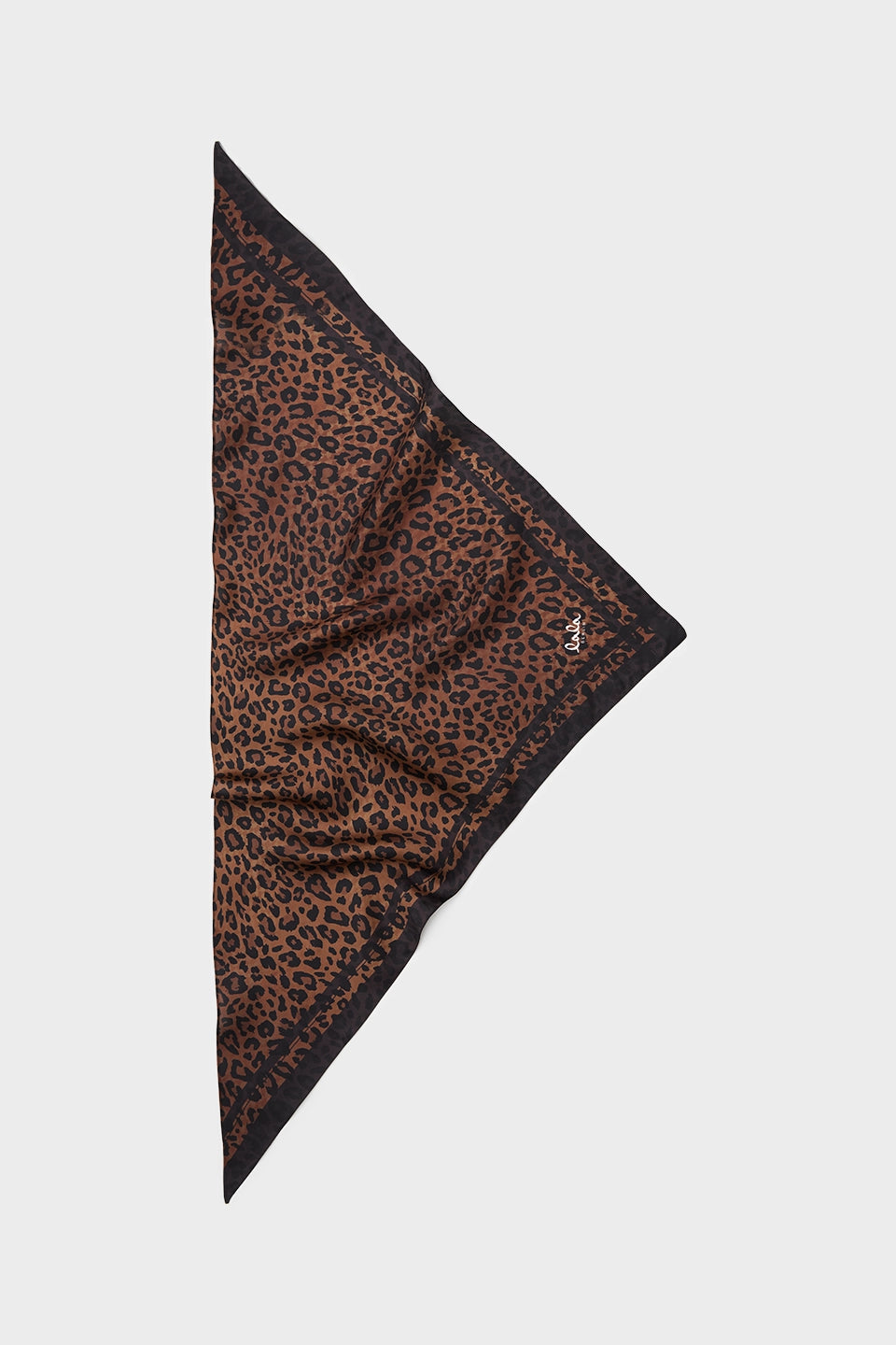 Lala Berlin Triangle Tamera Silk tørklæde i dark brown leo – let og blødt tørklæde i 100% silke med leopardmønster, perfekt til hals, hår eller som pynt på tasken