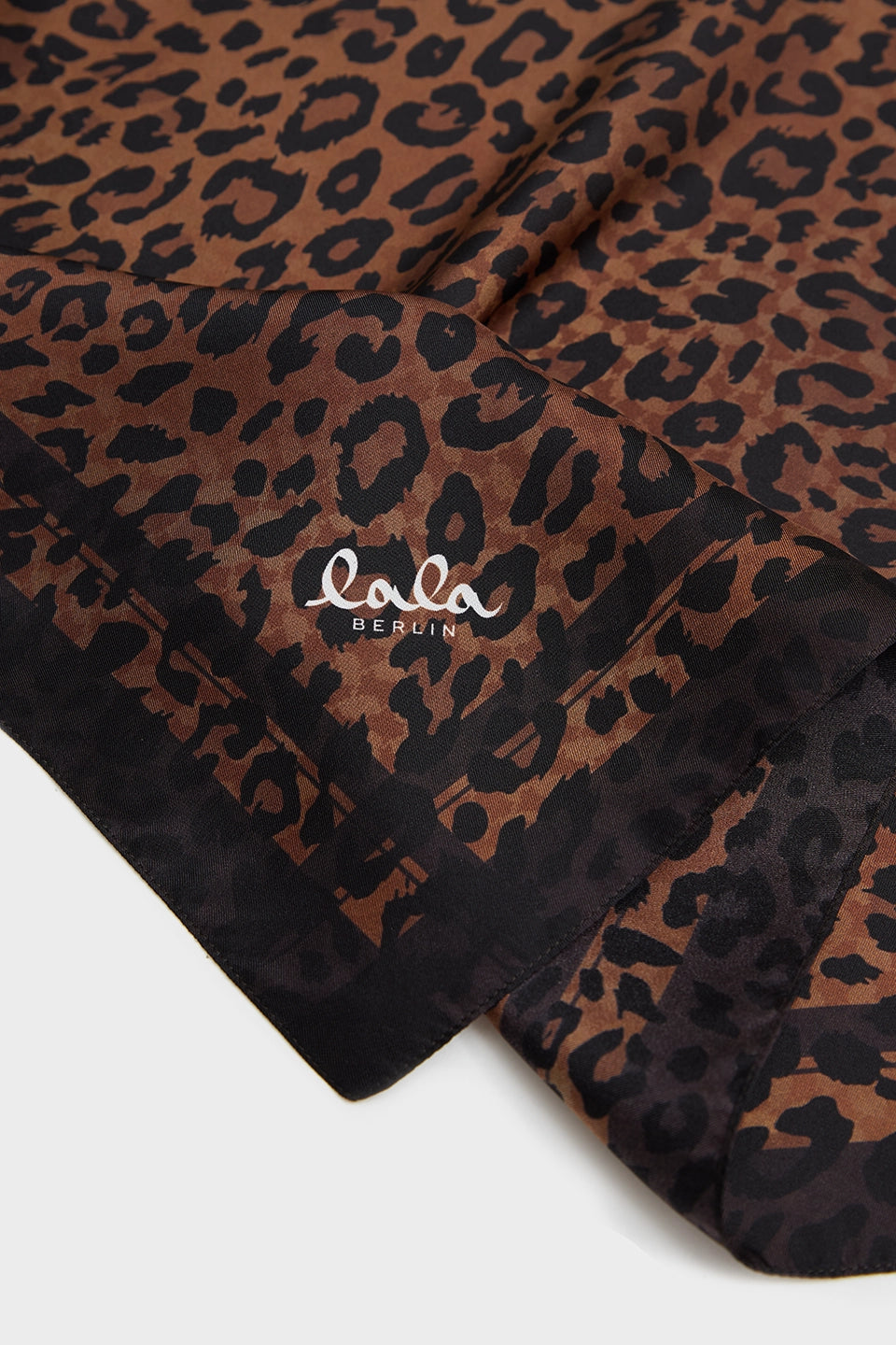 Lala Berlin Triangle Tamera Silk tørklæde i dark brown leo – let og blødt tørklæde i 100% silke med leopardmønster, perfekt til hals, hår eller som pynt på tasken