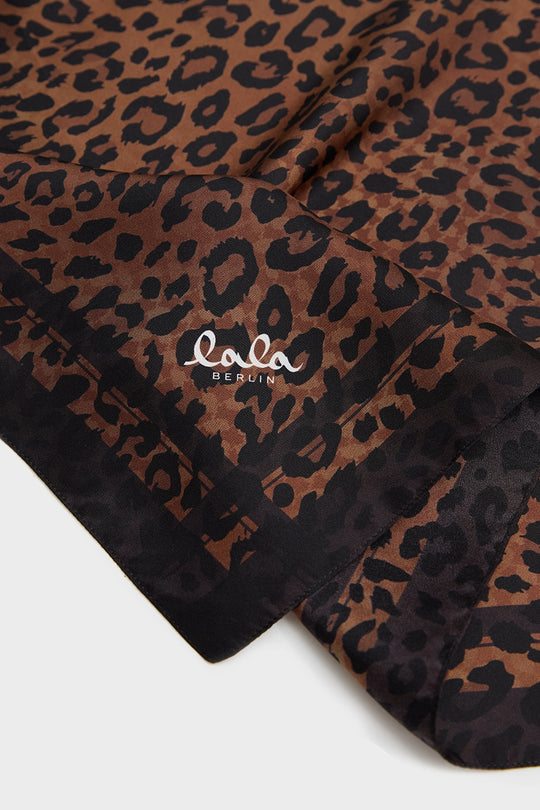 Lala Berlin Triangle Tamera Silk tørklæde i dark brown leo – let og blødt tørklæde i 100% silke med leopardmønster, perfekt til hals, hår eller som pynt på tasken